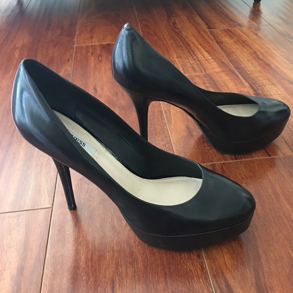 Simple Black pumps